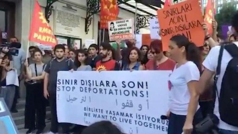 حملة تواقيع بأحد الأحياء التركية: لا تأخذوا منا جيراننا السوريين
