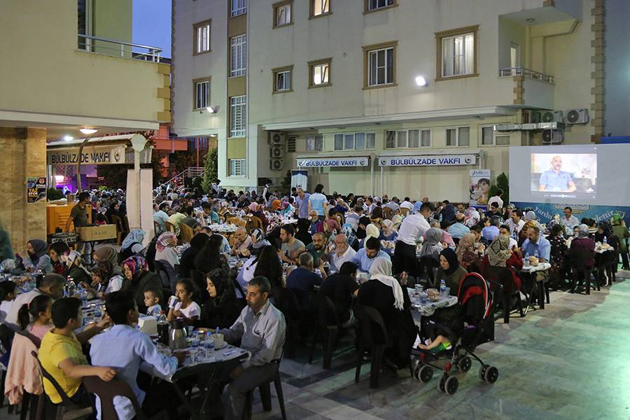 المتطوعين الخيرون في جمعية " ايليكدر" يلتقون في إفطار رمضاني