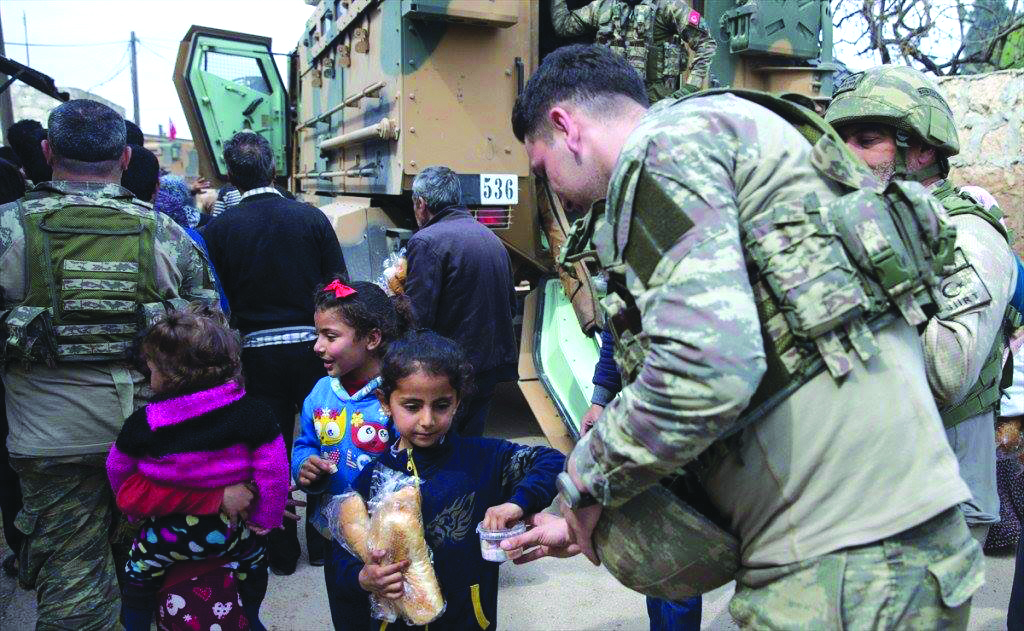 الجيش التركي والهلال الأحمر التركي يقدمان مساعدات طبية وإنسانية وإغاثية للمدنيين بعفرين