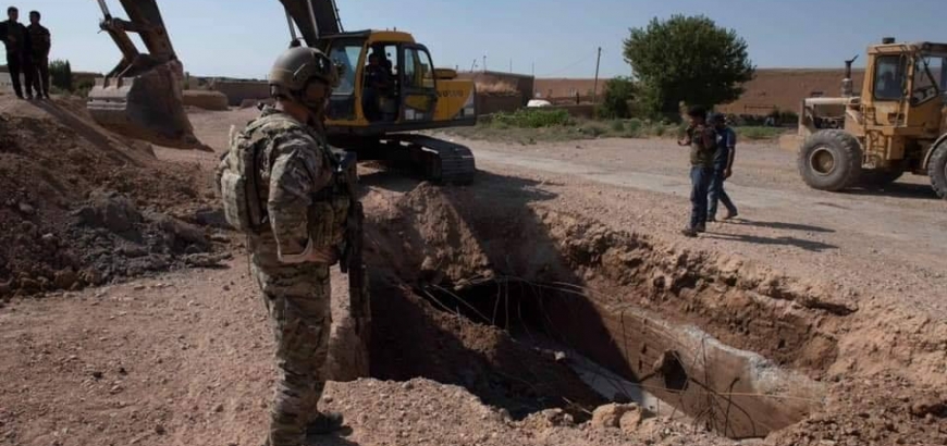 القوات الامريكية تشرف على عملية ردم الخنادق التي حفرتها مليشيا PKK - PYD على الحدود مع تركيا.