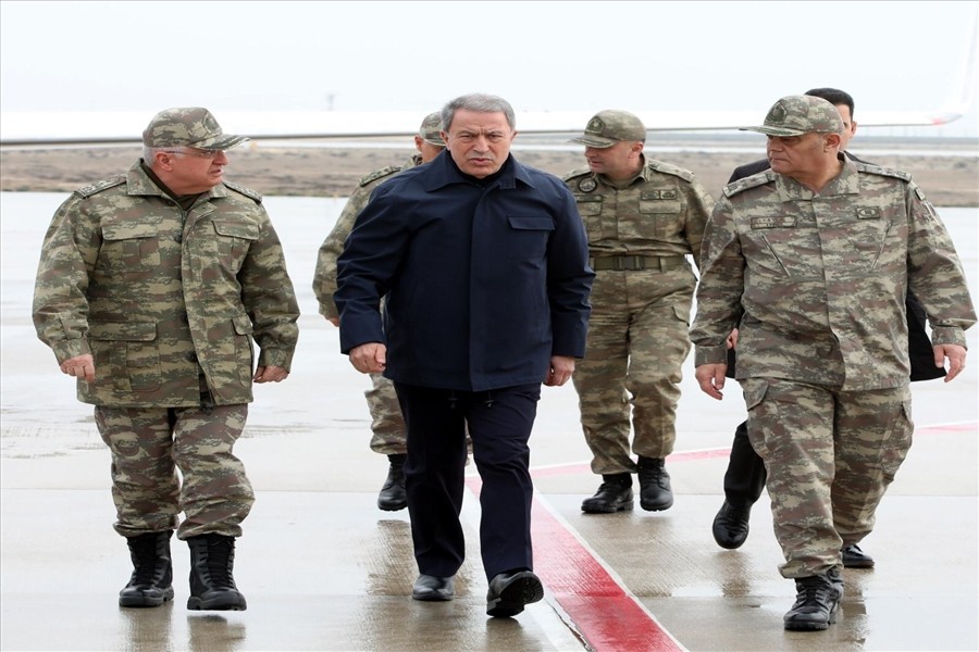 الوزير أكار وكبار الضباط يتفقدون الحدود التركية السورية