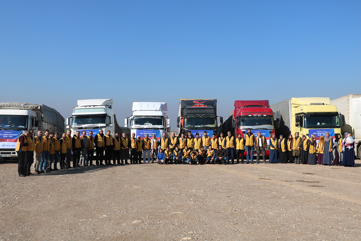 إيصال 20 شاحنة محملة بالمساعدات الإنسانية إلى إدلب
