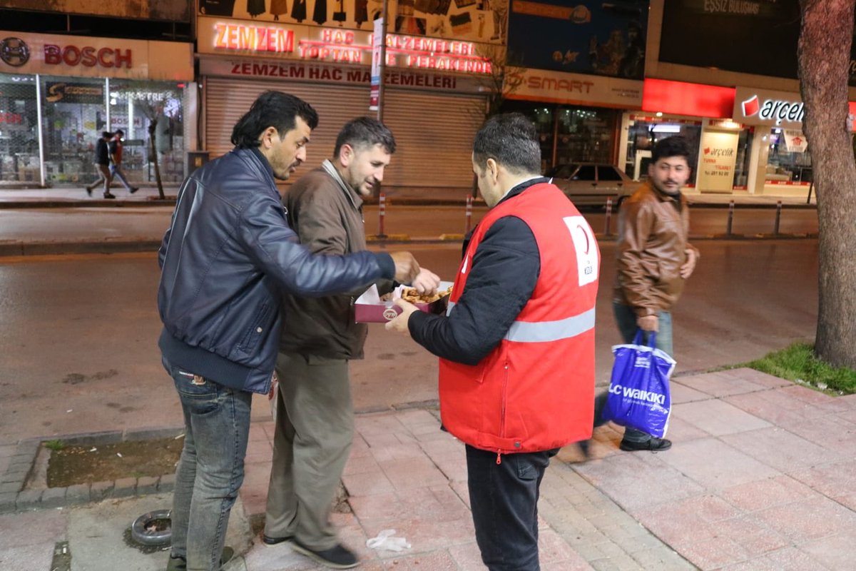 مركز غازي عنتاب المجتمعي التابع للهلال الأحمر التركي يهنئ الشعب بمناسبة ليلة النصف من شعبان