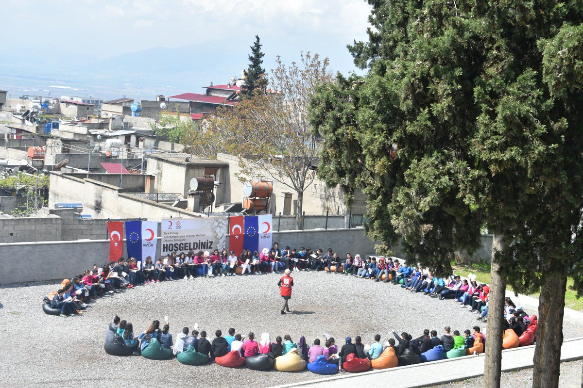 نظم مركز كهرمان مرعش المجتمعي التابع للهلال الأحمر التركي فعالية "عيد القراءة" في المدرسة الاعدادية المتوسطة