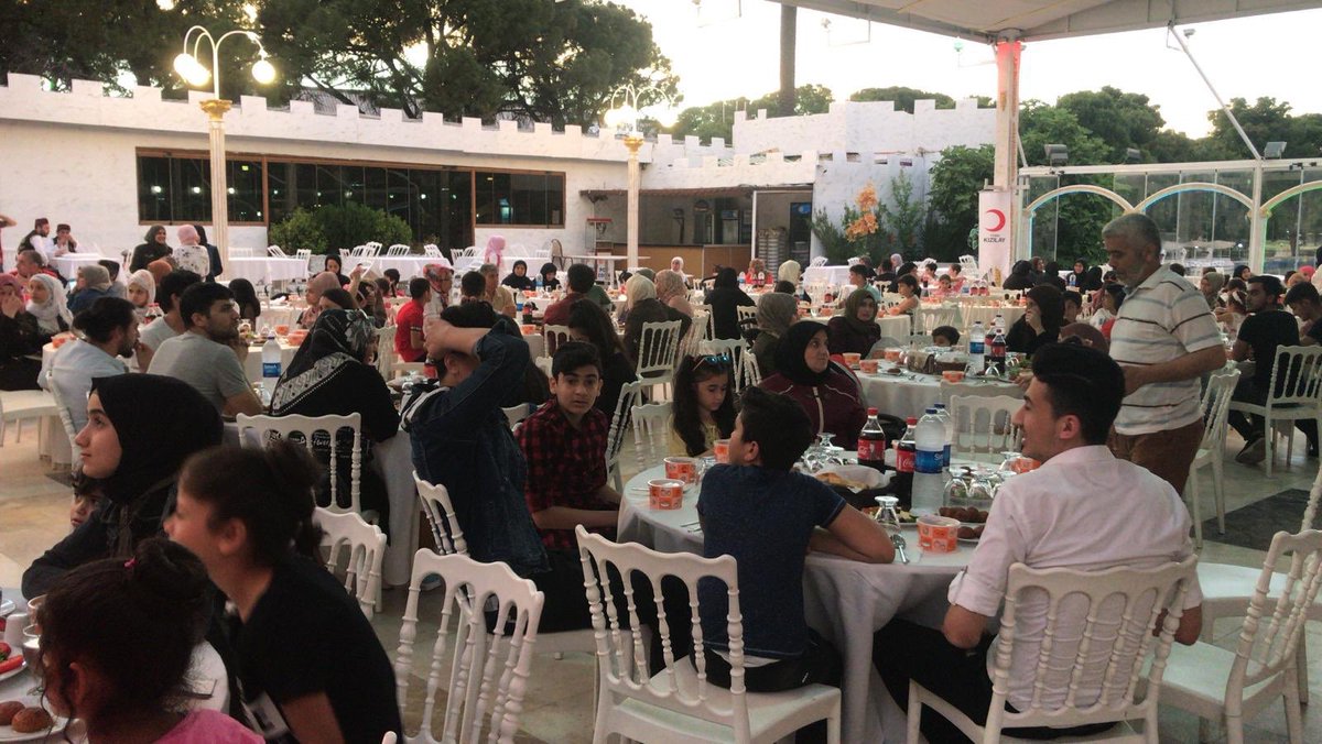 نظم مركز الهلال الأحمر التركي المجتمعي في إزمير برنامج الإفطار الثاني