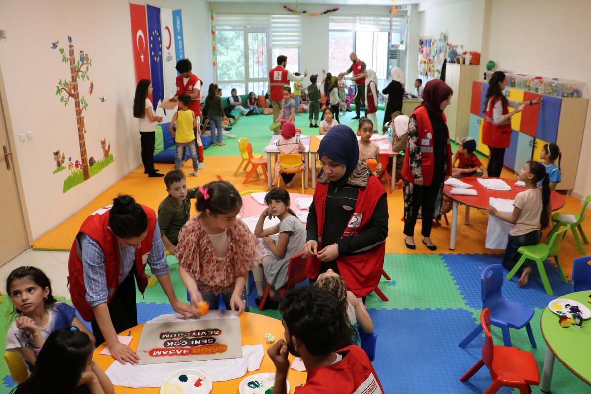 استمرار التهاني والاحتفالات بعيد الأب في مركز الهلال الأحمر التركي ال مجتمع في أنقرة