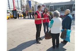 متطوعو الهلال الأحمر يتسوقون نيابة عن كبار السن والمرضى الذين لا يستطيعون مغادرة منازلهم