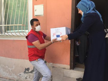 المساعدات التي تقدمها مراكز الهلال الأحمر التركي للمحتاجين